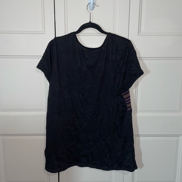 Pennington’s Black Tee with Ruched Stitching Design - Picture 2 of 5
